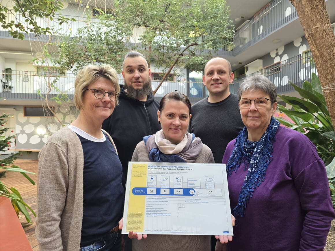 v.l.: Beate Zimmer (Teamleitung, Ausbildungsleitung), Alexander Hassoun (Teamleitung, stv. Pflegedienstleitung), Helga Bachmann (Pflegedienstleitung), Johannes Klopprogge (Geschäftsführer), Andrea Trautmann-Karrer (Teamleitung)